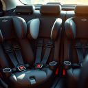 Trzy foteliki na tylnej kanapie: ISOFIX i pasy, szerokość auta oraz ograniczenia montażu