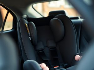 Płaczące dziecko w samochodzie – jak reagować na stres i płacz bezpiecznie dla jazdy